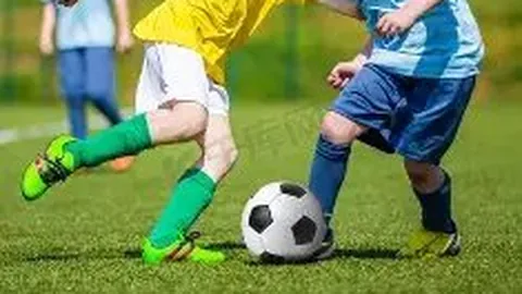 “长安街庆抗战胜利80周年主题花坛成热门景点，民众游客争相留影”