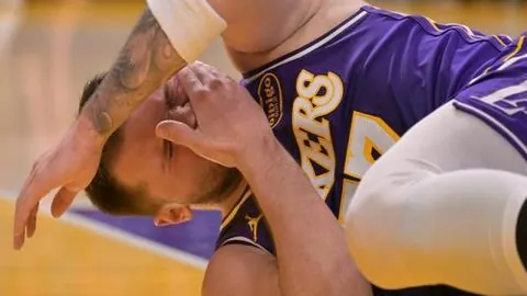 狼队逆转取胜，戈麦斯关键发挥助球队2-0零封布里斯托尔城